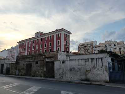 Il massiccio palazzo � visibile come detto da via Oberdan, all�incrocio con via Amendola e via Mola